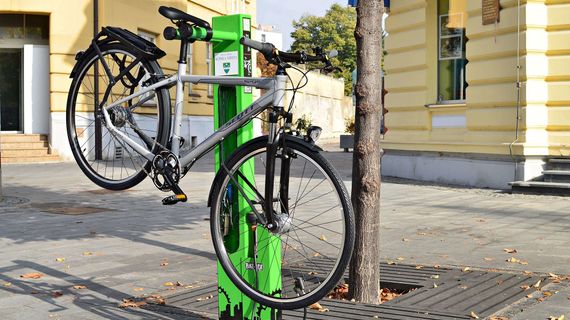 Public bike repair stand with pump